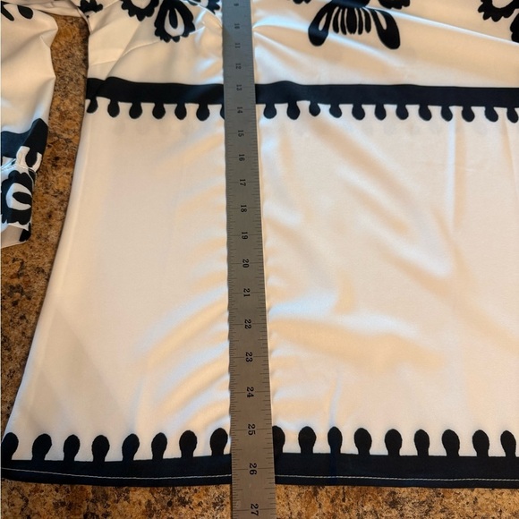 NWOT Elegant Women’s Black & White Floral Long Sleeves Blouse Large No Stretch - Picture 9 of 12